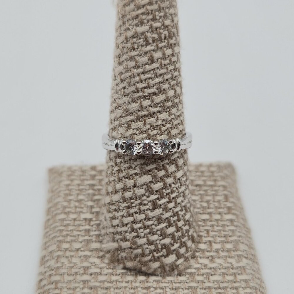 Size 8 Sterling Silver Triple Round Cubic Zirconia Gems Ring A4305